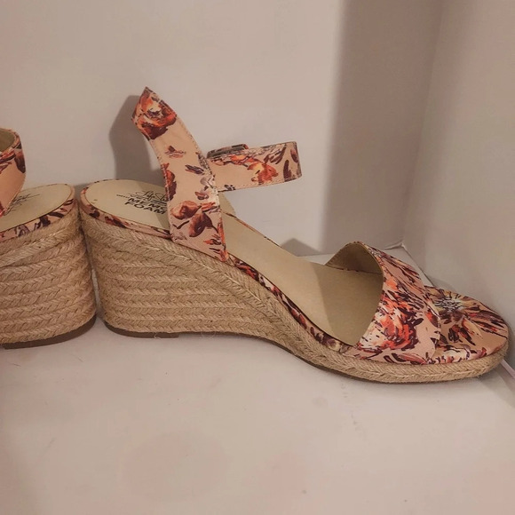 Lifestride Velocity with Memory Foam Floral Blush Tango Wedges in Size 11 - Picture 5 of 11